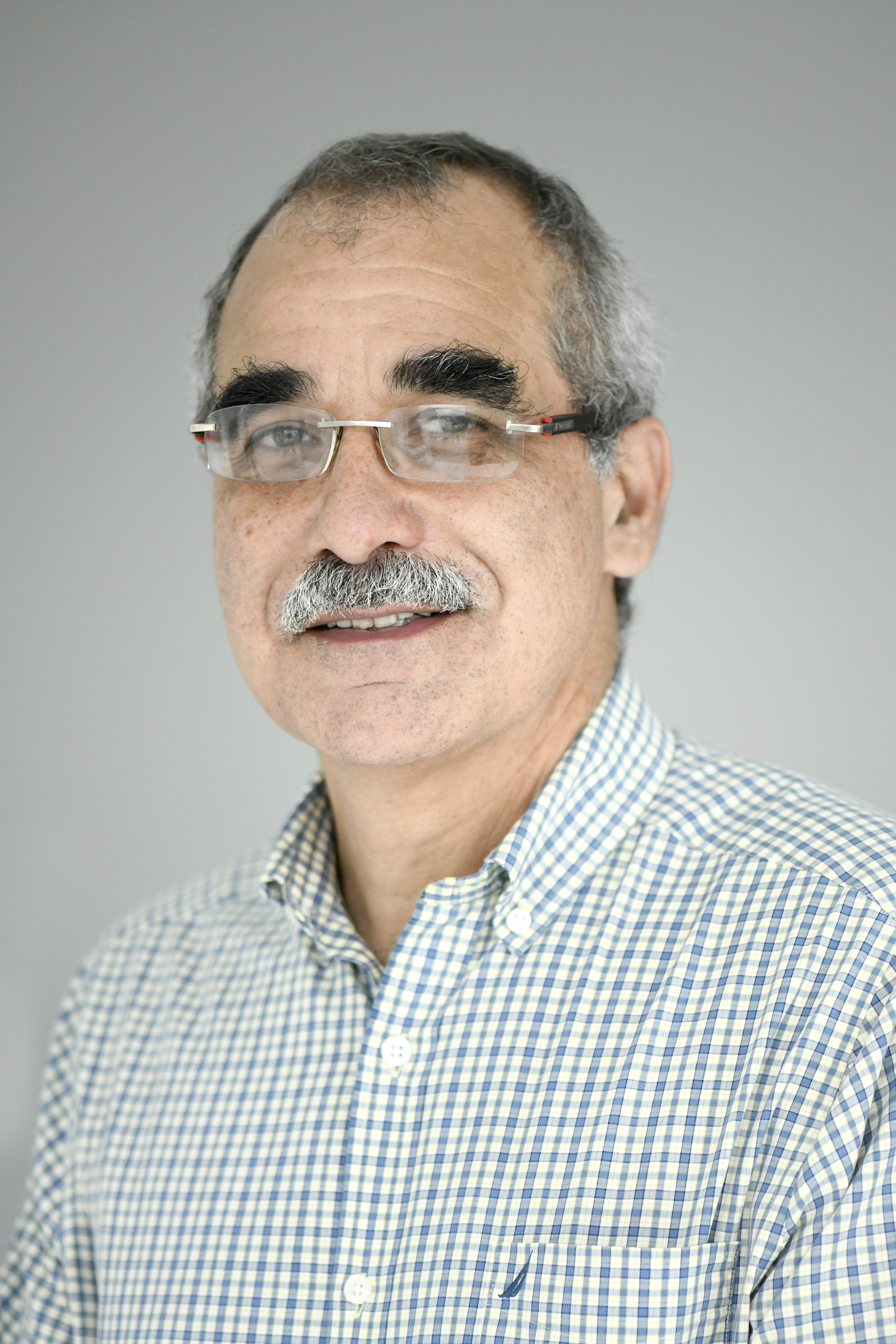 Dr. Gonzalo Azúa Córdova